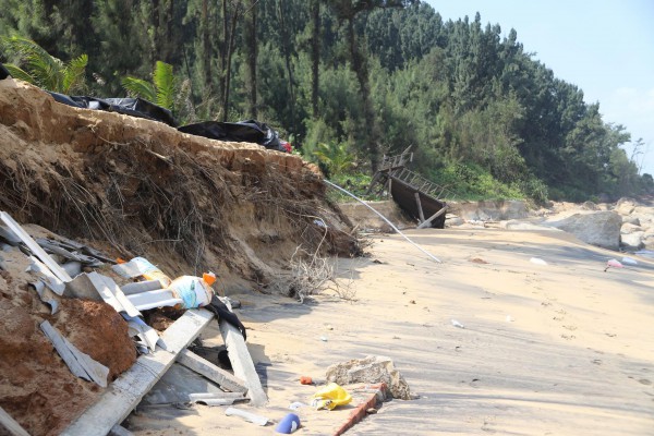 Huế: Bờ biển Hàm Rồng sạt lở nghiêm trọng