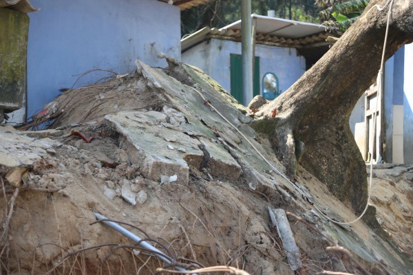 Huế: Bờ biển Hàm Rồng sạt lở nghiêm trọng