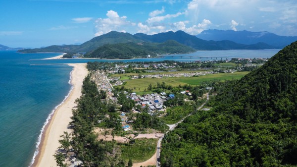 Huế: Bờ biển Hàm Rồng sạt lở nghiêm trọng