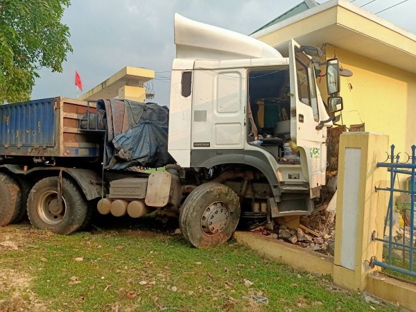 'Hung thần' xe đầu kéo trên những cung đường vùng cao Huế 'Hung thần' xe đầu kéo trên những cung đường vùng cao Huế