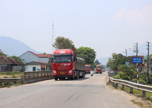 'Hung thần' xe đầu kéo trên những cung đường vùng cao Huế 'Hung thần' xe đầu kéo trên những cung đường vùng cao Huế