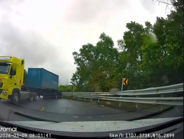 'Hung thần' xe đầu kéo trên những cung đường vùng cao Huế 'Hung thần' xe đầu kéo trên những cung đường vùng cao Huế