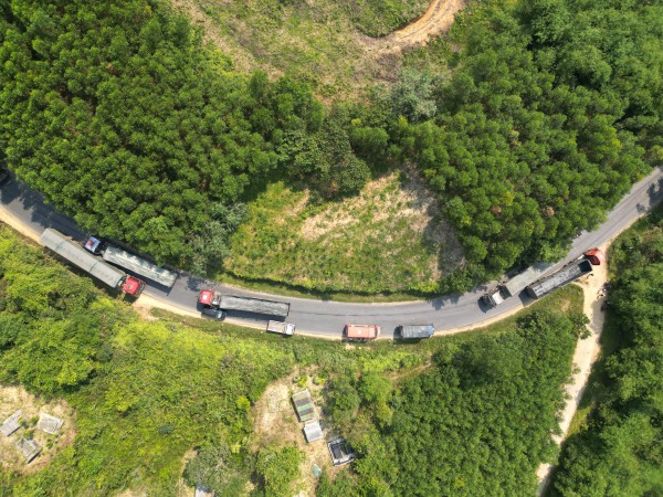 'Hung thần' xe đầu kéo trên những cung đường vùng cao Huế 'Hung thần' xe đầu kéo trên những cung đường vùng cao Huế