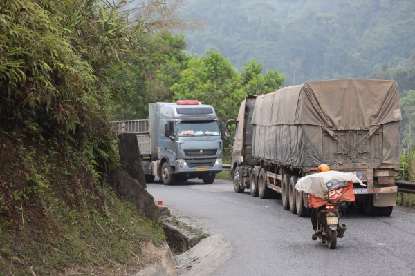 'Hung thần' xe đầu kéo trên những cung đường vùng cao Huế 'Hung thần' xe đầu kéo trên những cung đường vùng cao Huế