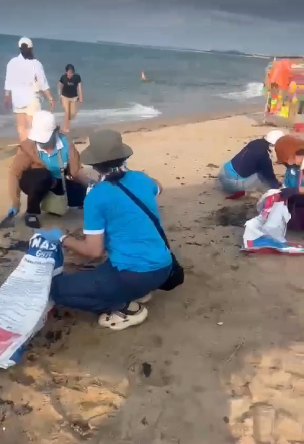 Huy động cả trăm người thu gom dầu vón cục trên bãi biển Cam Bình