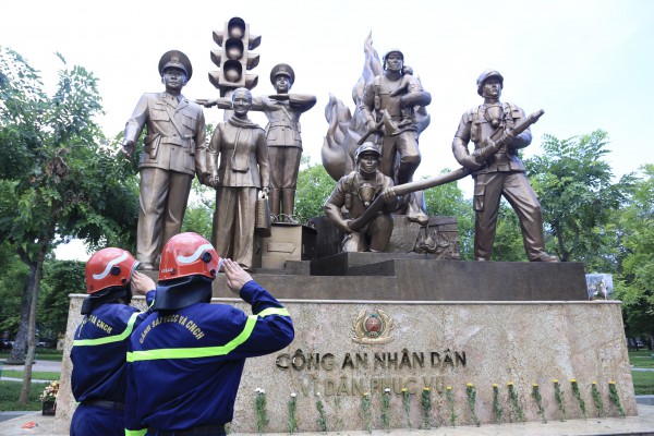 Hy sinh vì cuộc sống bình yên: Đất nước mãi không quên những người anh hùng Hy sinh vì cuộc sống bình yên: Đất nước mãi không quên những người anh hùng