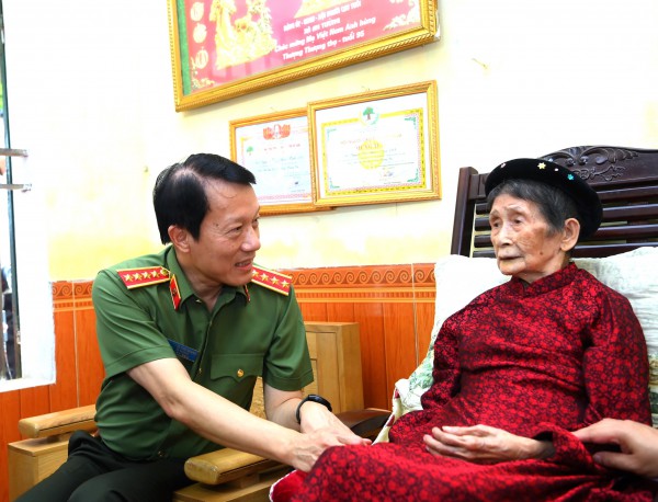 Hy sinh vì cuộc sống bình yên: Đất nước mãi không quên những người anh hùng Hy sinh vì cuộc sống bình yên: Đất nước mãi không quên những người anh hùng