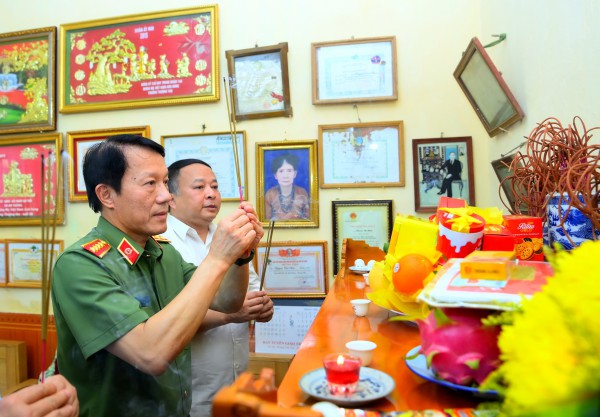 Hy sinh vì cuộc sống bình yên: Đất nước mãi không quên những người anh hùng Hy sinh vì cuộc sống bình yên: Đất nước mãi không quên những người anh hùng