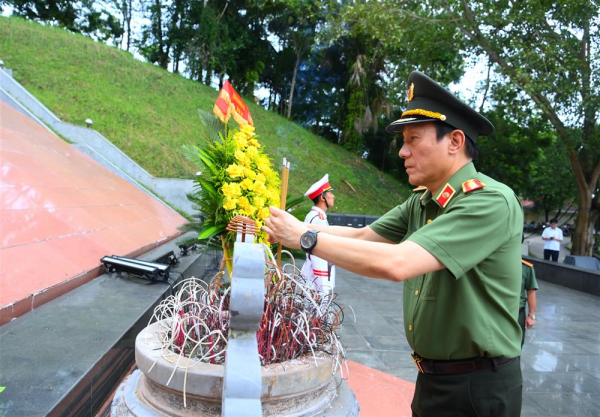Hy sinh vì cuộc sống bình yên: Đất nước mãi không quên những người anh hùng Hy sinh vì cuộc sống bình yên: Đất nước mãi không quên những người anh hùng