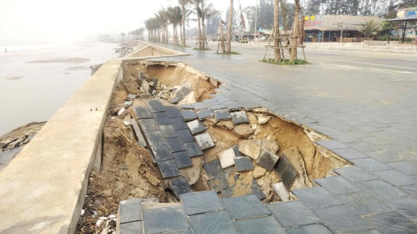 Kè biển Hải Tiến sụt lún bất thường