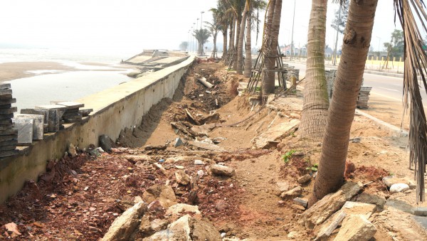 Kè biển Hải Tiến sụt lún bất thường