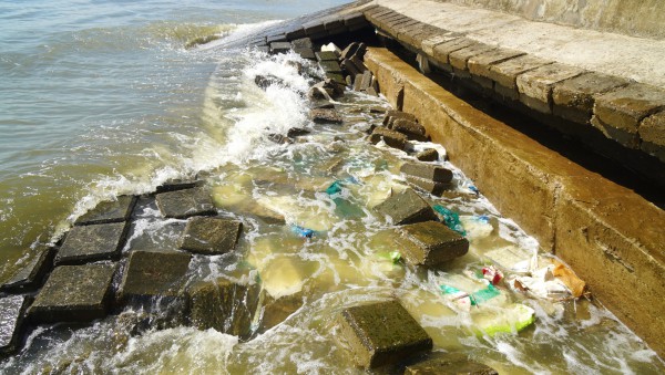 Kè biển Hải Tiến tiếp tục bị sạt lở Kè biển Hải Tiến tiếp tục bị sạt lở