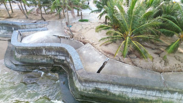 Kè biển Hải Tiến tiếp tục bị sạt lở Kè biển Hải Tiến tiếp tục bị sạt lở