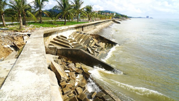 Kè biển Hải Tiến tiếp tục bị sạt lở Kè biển Hải Tiến tiếp tục bị sạt lở