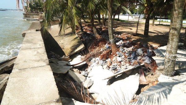 Kè biển Hải Tiến tiếp tục bị sạt lở Kè biển Hải Tiến tiếp tục bị sạt lở