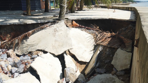 Kè biển Hải Tiến tiếp tục bị sạt lở Kè biển Hải Tiến tiếp tục bị sạt lở