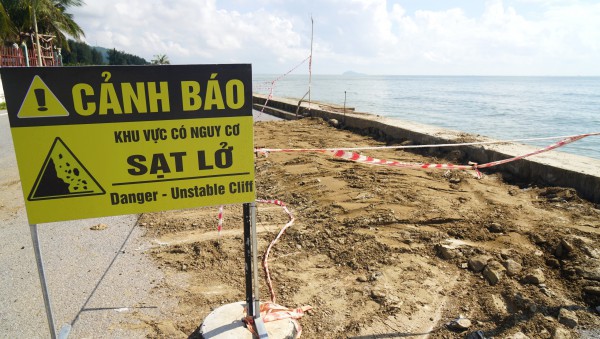 Kè biển Hải Tiến tiếp tục bị sạt lở Kè biển Hải Tiến tiếp tục bị sạt lở