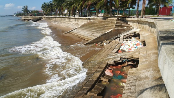 Kè biển Hải Tiến tiếp tục bị sạt lở Kè biển Hải Tiến tiếp tục bị sạt lở