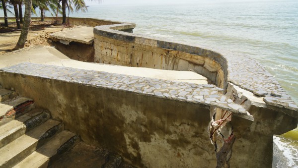 Kè biển Hải Tiến tiếp tục bị sạt lở Kè biển Hải Tiến tiếp tục bị sạt lở