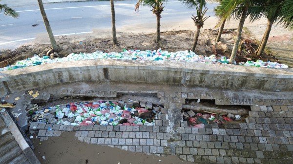 Kè biển Hải Tiến tiếp tục bị sạt lở Kè biển Hải Tiến tiếp tục bị sạt lở