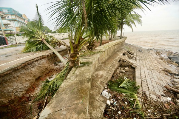 Kè biển Hải Tiến trăm tỉ nứt toác sau bão số 5 Kè biển Hải Tiến trăm tỉ nứt toác sau bão số 5