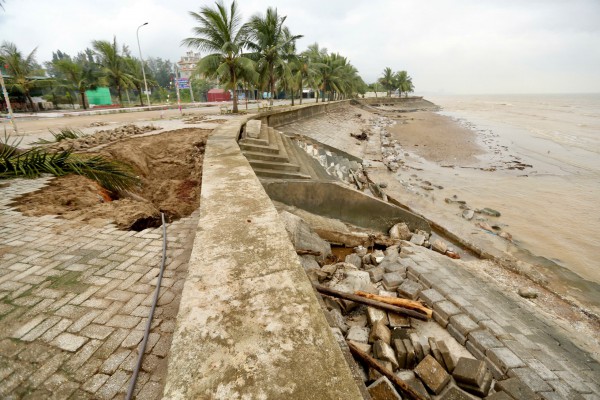 Kè biển Hải Tiến trăm tỉ nứt toác sau bão số 5 Kè biển Hải Tiến trăm tỉ nứt toác sau bão số 5