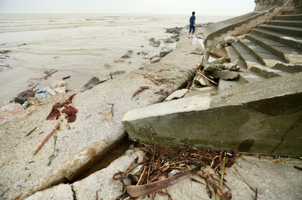 Kè biển Hải Tiến trăm tỉ nứt toác sau bão số 5 Kè biển Hải Tiến trăm tỉ nứt toác sau bão số 5