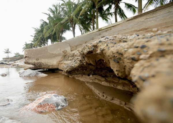 Kè biển Hải Tiến trăm tỉ nứt toác sau bão số 5 Kè biển Hải Tiến trăm tỉ nứt toác sau bão số 5