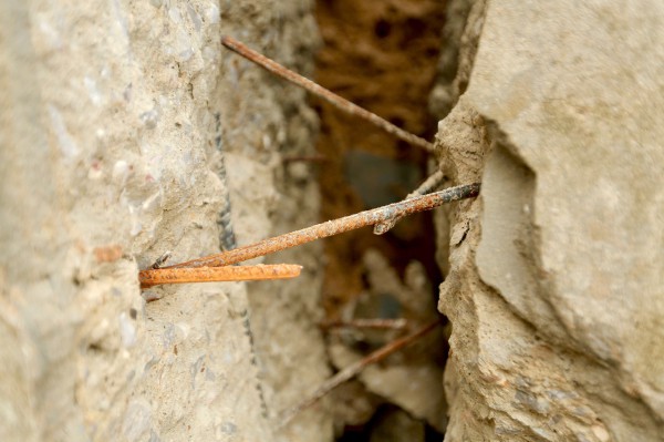 Kè biển Hải Tiến trăm tỉ nứt toác sau bão số 5 Kè biển Hải Tiến trăm tỉ nứt toác sau bão số 5