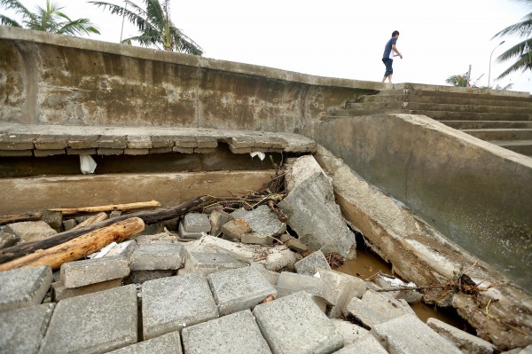 Kè biển Hải Tiến trăm tỉ nứt toác sau bão số 5 Kè biển Hải Tiến trăm tỉ nứt toác sau bão số 5