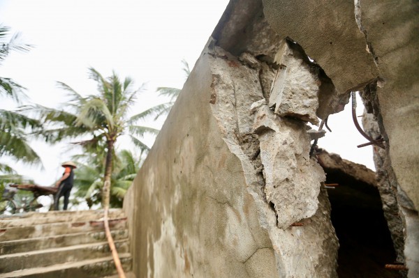 Kè biển Hải Tiến trăm tỉ nứt toác sau bão số 5 Kè biển Hải Tiến trăm tỉ nứt toác sau bão số 5