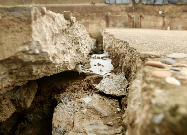 Kè biển Hải Tiến trăm tỉ nứt toác sau bão số 5 Kè biển Hải Tiến trăm tỉ nứt toác sau bão số 5