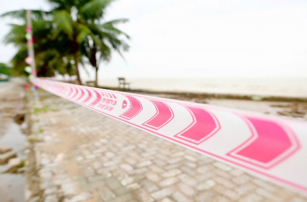 Kè biển Hải Tiến trăm tỉ nứt toác sau bão số 5 Kè biển Hải Tiến trăm tỉ nứt toác sau bão số 5