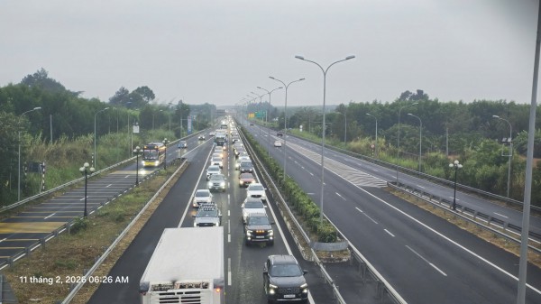 Kẹt xe cao tốc TP.HCM - Long Thành  - Dầu Giây sáng sớm 24 tháng chạp