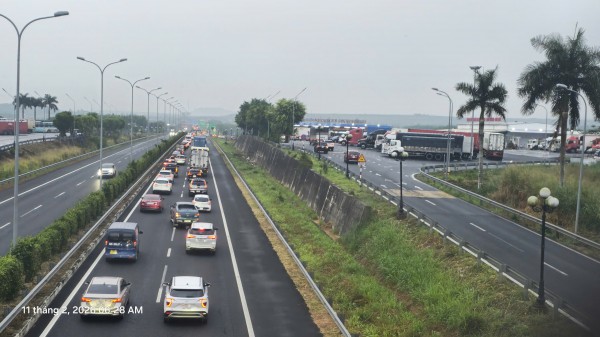 Kẹt xe cao tốc TP.HCM - Long Thành  - Dầu Giây sáng sớm 24 tháng chạp