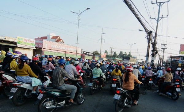 Kẹt xe triền miên trên QL1 đoạn qua KCN Tân Hương, Tiền Giang