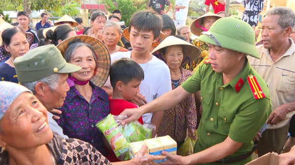 Khắc phục hậu quả bão số 10: Nước rút đến đâu, dọn dẹp ngay tới đó Khắc phục hậu quả bão số 10: Nước rút đến đâu, dọn dẹp ngay tới đó