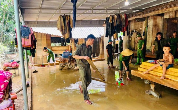 Khắc phục hậu quả bão số 10: Nước rút đến đâu, dọn dẹp ngay tới đó Khắc phục hậu quả bão số 10: Nước rút đến đâu, dọn dẹp ngay tới đó