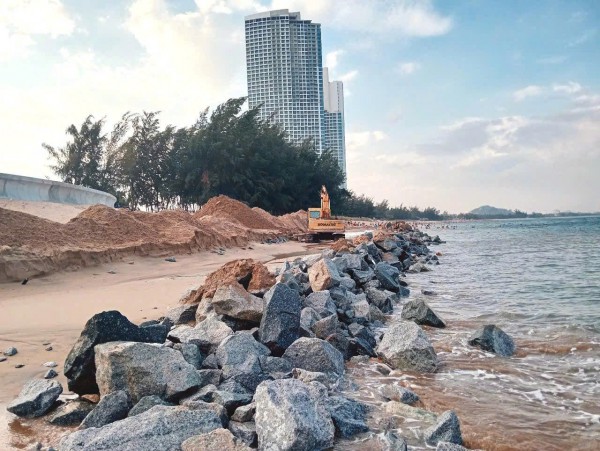 Khắc phục 'rừng' đá chẻ bỗng nhiên xuất hiện trên bãi biển Bình Sơn - Ninh Chữ Khắc phục 'rừng' đá chẻ bỗng nhiên xuất hiện trên bãi biển Bình Sơn - Ninh Chữ