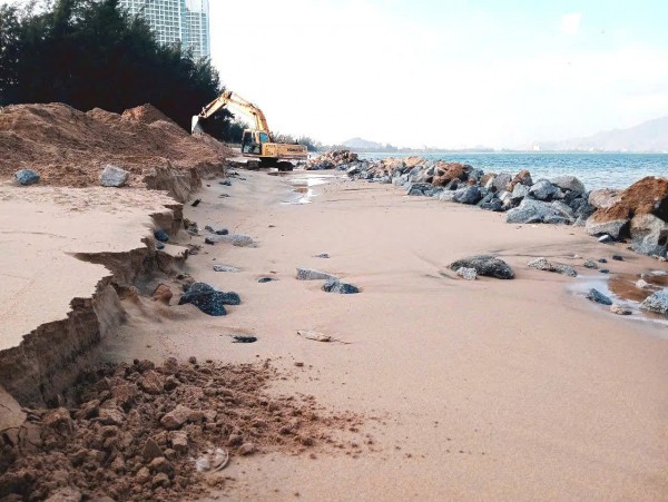 Khắc phục 'rừng' đá chẻ bỗng nhiên xuất hiện trên bãi biển Bình Sơn - Ninh Chữ Khắc phục 'rừng' đá chẻ bỗng nhiên xuất hiện trên bãi biển Bình Sơn - Ninh Chữ