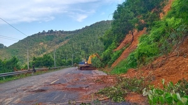 Khắc phục sạt lở trên cung đường huyết mạch kết nối Đồng Nai - Lâm Đồng Khắc phục sạt lở trên cung đường huyết mạch kết nối Đồng Nai - Lâm Đồng