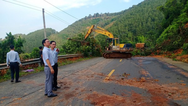 Khắc phục sạt lở trên cung đường huyết mạch kết nối Đồng Nai - Lâm Đồng Khắc phục sạt lở trên cung đường huyết mạch kết nối Đồng Nai - Lâm Đồng