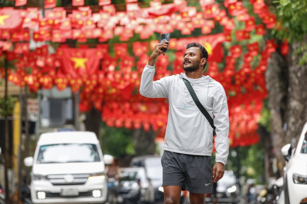 Khách Tây ấn tượng với cờ đỏ sao vàng rợp phố Hà Nội đón Quốc khánh 2.9 Khách Tây ấn tượng với cờ đỏ sao vàng rợp phố Hà Nội đón Quốc khánh 2.9