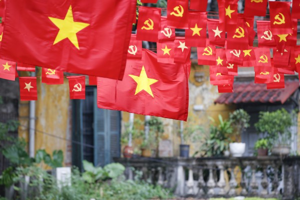 Khách Tây ấn tượng với cờ đỏ sao vàng rợp phố Hà Nội đón Quốc khánh 2.9 Khách Tây ấn tượng với cờ đỏ sao vàng rợp phố Hà Nội đón Quốc khánh 2.9