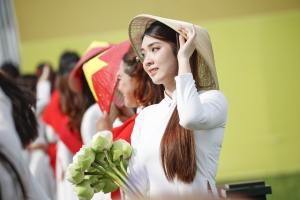 Khách Tây ấn tượng với cờ đỏ sao vàng rợp phố Hà Nội đón Quốc khánh 2.9 Khách Tây ấn tượng với cờ đỏ sao vàng rợp phố Hà Nội đón Quốc khánh 2.9