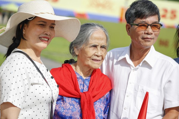 Khách Tây ấn tượng với cờ đỏ sao vàng rợp phố Hà Nội đón Quốc khánh 2.9 Khách Tây ấn tượng với cờ đỏ sao vàng rợp phố Hà Nội đón Quốc khánh 2.9