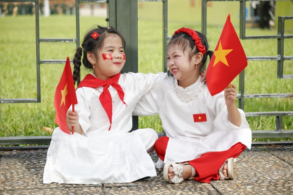 Khách Tây ấn tượng với cờ đỏ sao vàng rợp phố Hà Nội đón Quốc khánh 2.9 Khách Tây ấn tượng với cờ đỏ sao vàng rợp phố Hà Nội đón Quốc khánh 2.9