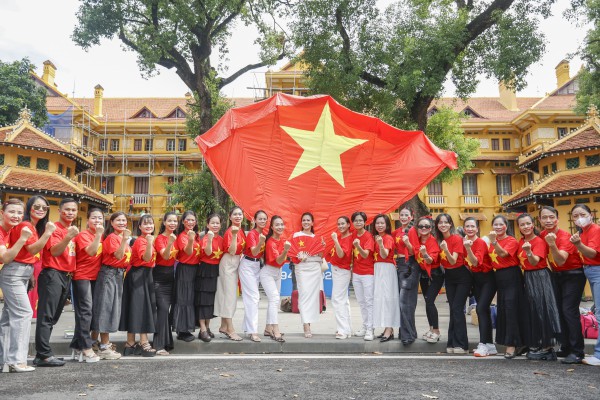 Khách Tây ấn tượng với cờ đỏ sao vàng rợp phố Hà Nội đón Quốc khánh 2.9 Khách Tây ấn tượng với cờ đỏ sao vàng rợp phố Hà Nội đón Quốc khánh 2.9