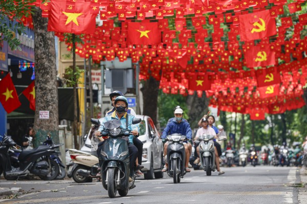 Khách Tây ấn tượng với cờ đỏ sao vàng rợp phố Hà Nội đón Quốc khánh 2.9 Khách Tây ấn tượng với cờ đỏ sao vàng rợp phố Hà Nội đón Quốc khánh 2.9