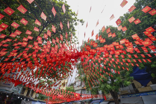 Khách Tây ấn tượng với cờ đỏ sao vàng rợp phố Hà Nội đón Quốc khánh 2.9 Khách Tây ấn tượng với cờ đỏ sao vàng rợp phố Hà Nội đón Quốc khánh 2.9